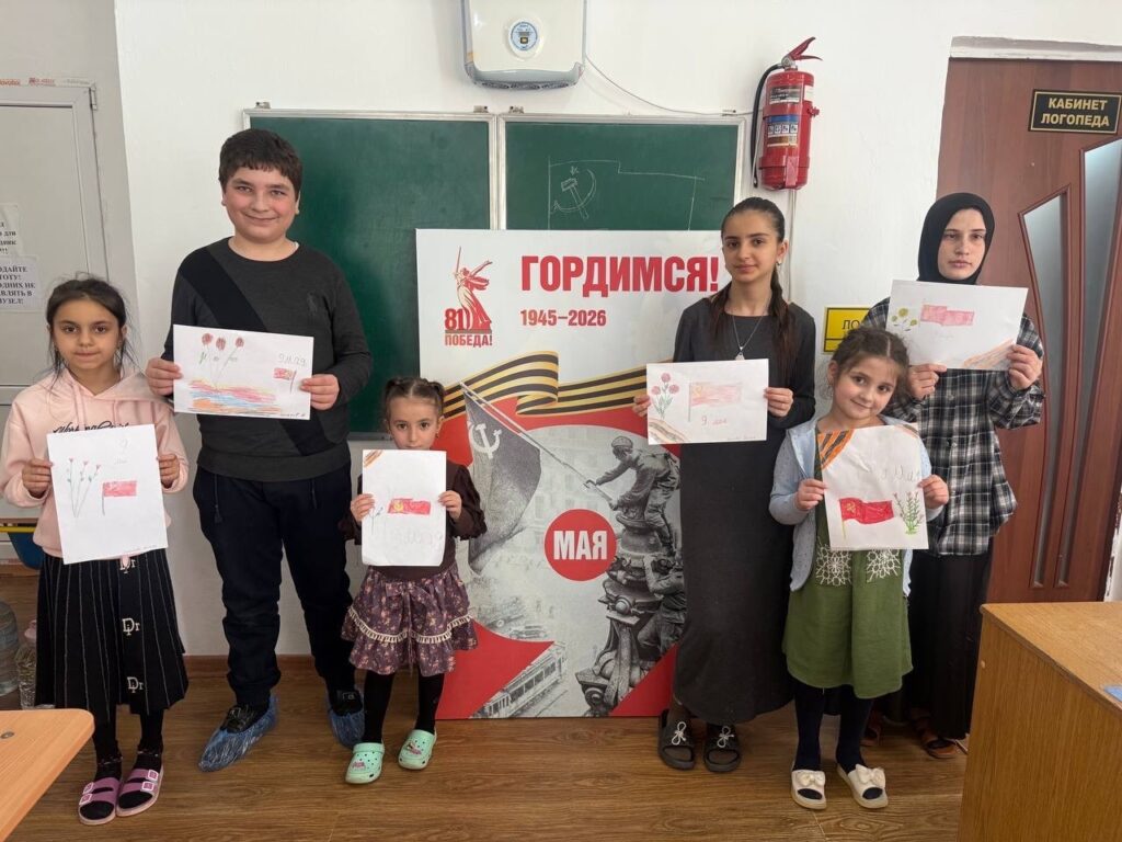 Сегодня специалисты реабилитационного центра провели урок рисования «Знамя Победы» — творческое занятие, посвященное символу Великой Победы.