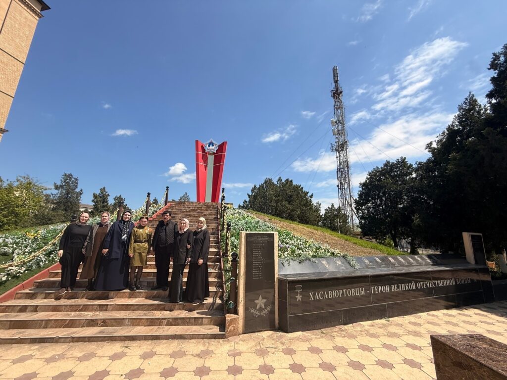 Коллектив реабилитационного центра принял участие в благоустройстве территории мемориала, посвященного приближающемуся 81-летию Дня Победы.