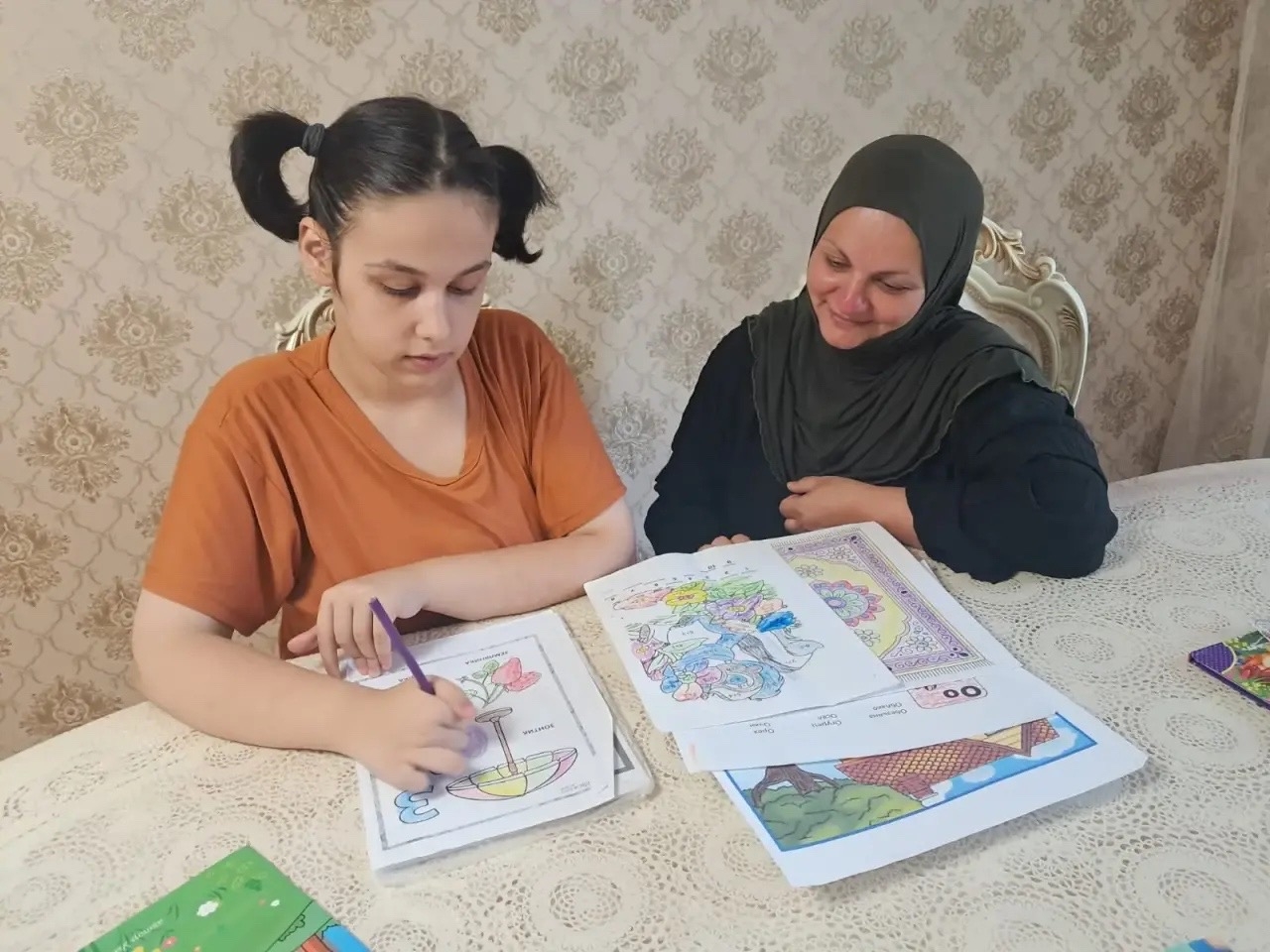 Специалист по социальной работе Нурмагомедова Наида провела развивающее занятие с подопечной из села Куруш.