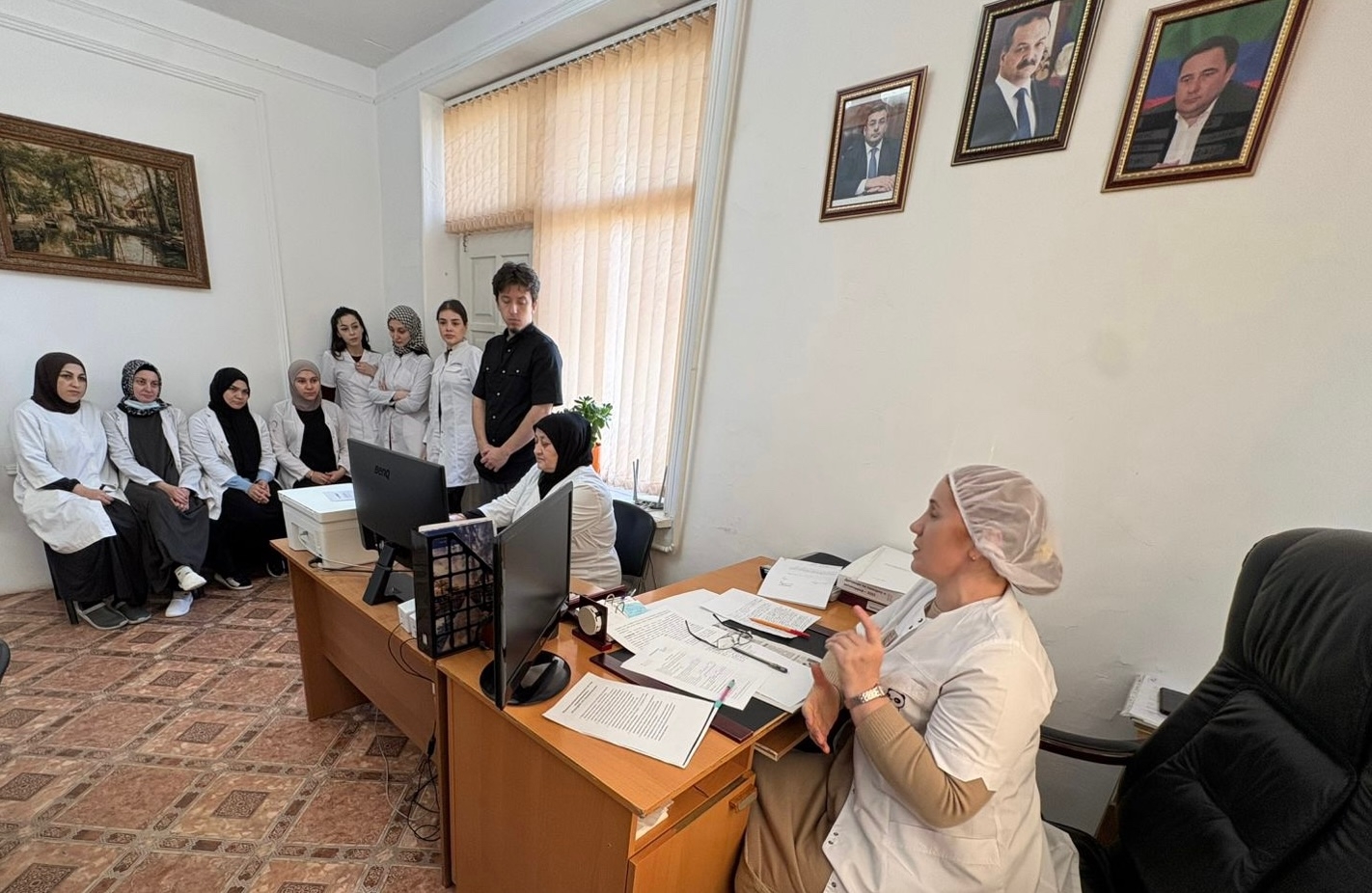 Сегодня врач-педиатр Багавдинова Забия Магомедовна провела важный семинар для сотрудников центра, посвященный актуальной теме профилактики гриппа и острых респираторных вирусных инфекций (ОРВИ), включая новую коронавирусную инфекцию COVID-19.
