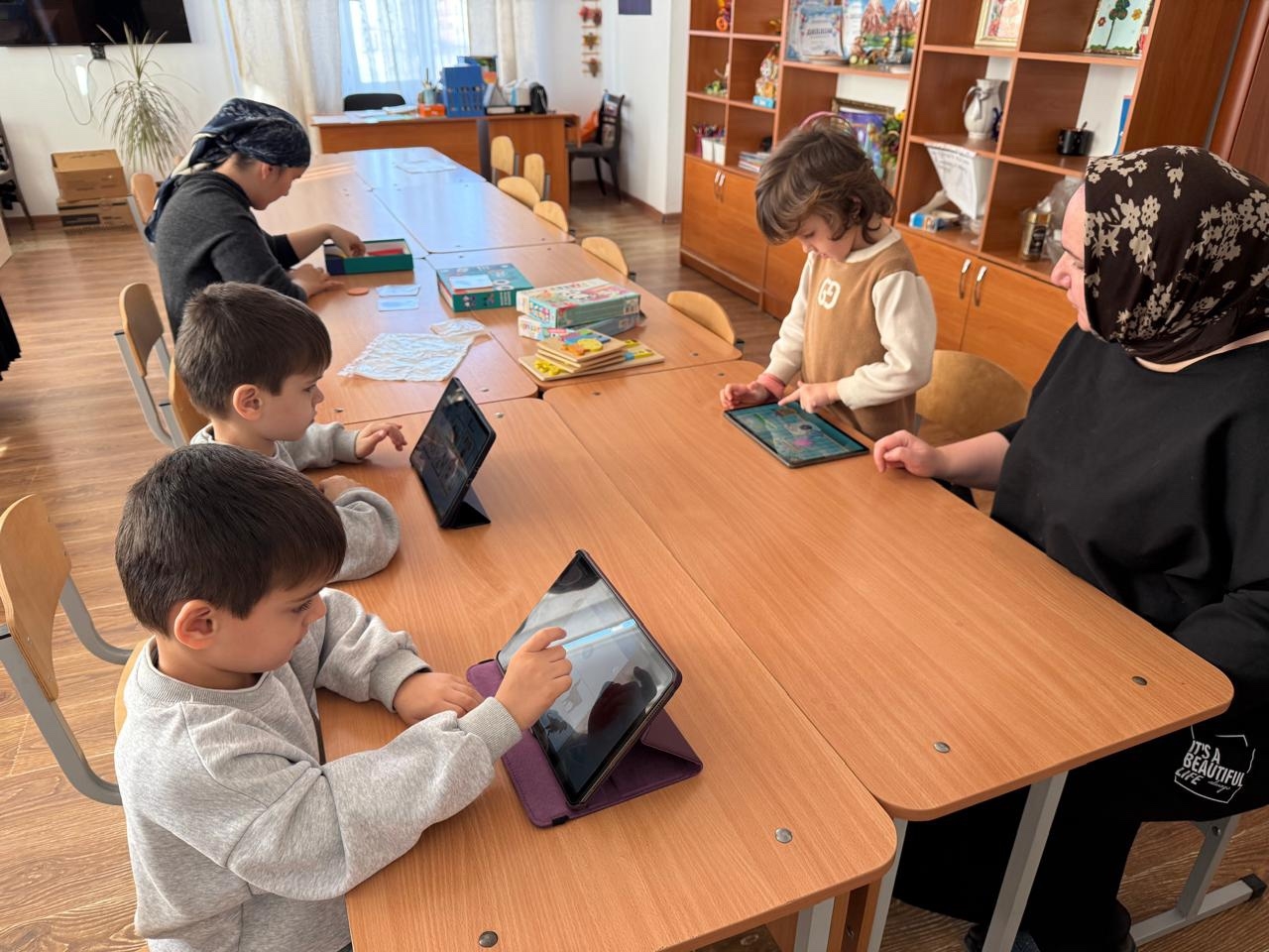 Сегодня с детьми мы открыли для себя мир интерактивных технологий в коррекционной деятельности.